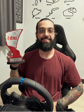 Daniel Benevides, piloto da Galo's Racing, com troféu