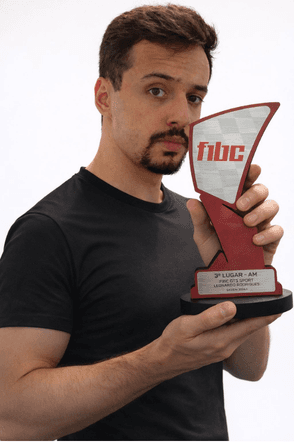 Manolo Araújo, piloto da Galo's Racing, com troféu