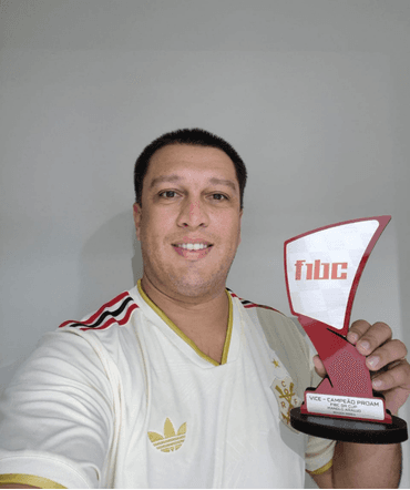 Leo Rodrigues, piloto da Galo's Racing, com troféu
